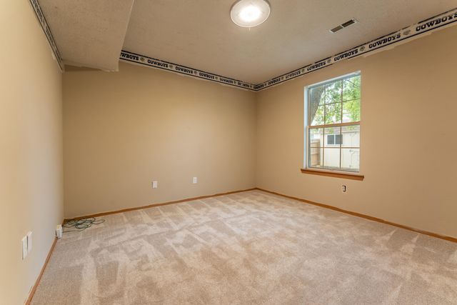 5562 South Burrows Avenue, Springfield, MO 65810