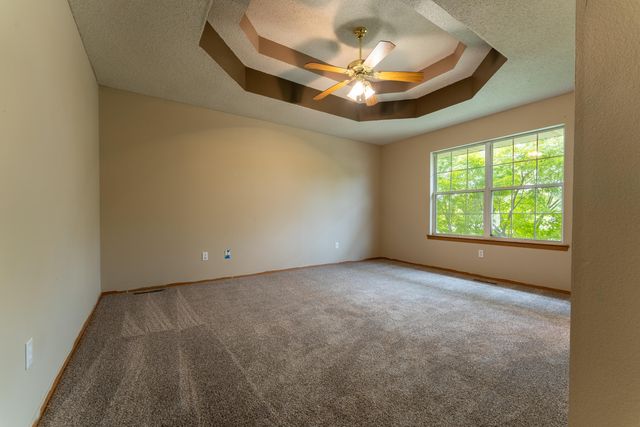 5562 South Burrows Avenue, Springfield, MO 65810