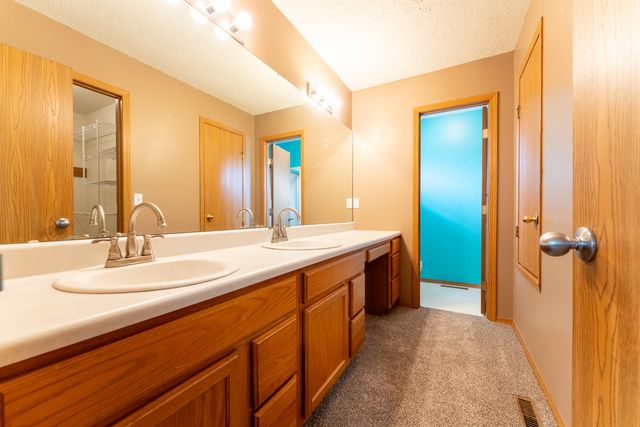 5562 South Burrows Avenue, Springfield, MO 65810