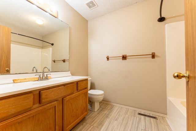 5562 South Burrows Avenue, Springfield, MO 65810