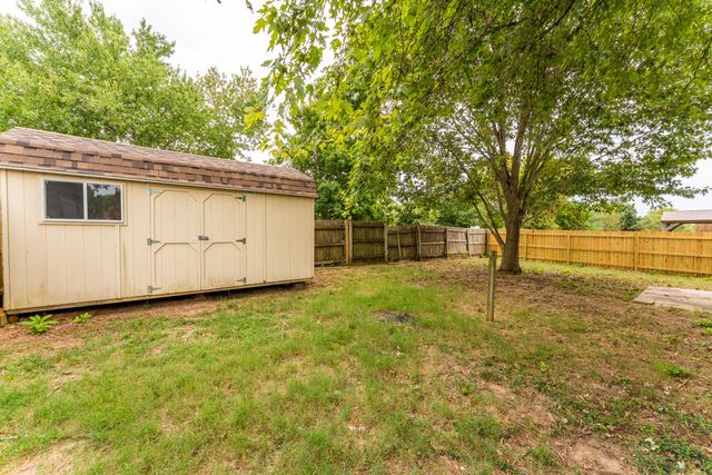 5562 South Burrows Avenue, Springfield, MO 65810