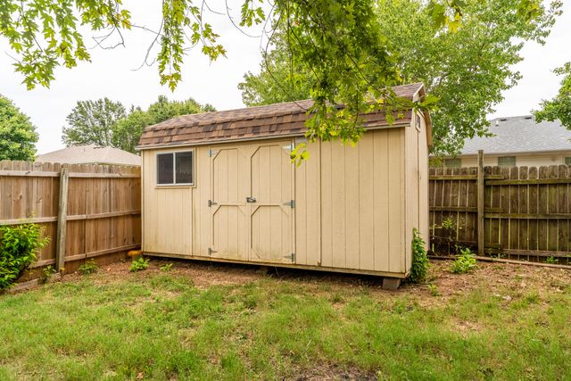 5562 South Burrows Avenue, Springfield, MO 65810
