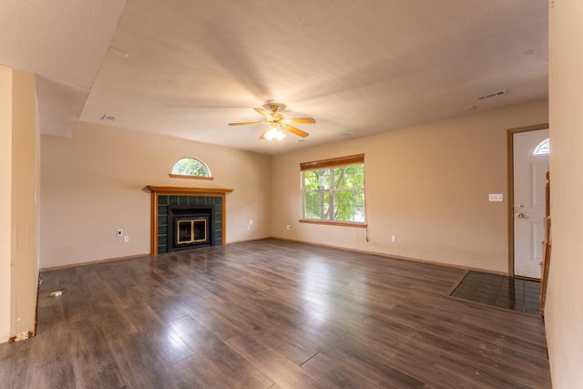 5562 South Burrows Avenue, Springfield, MO 65810