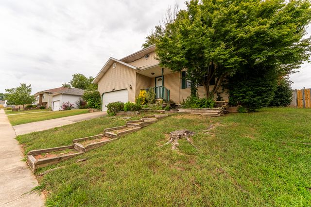 5562 South Burrows Avenue, Springfield, MO 65810
