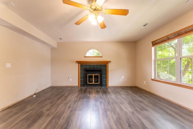 5562 South Burrows Avenue, Springfield, MO 65810