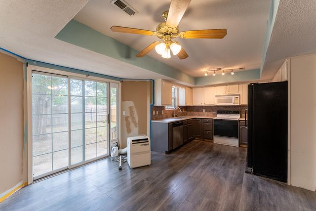 5562 South Burrows Avenue, Springfield, MO 65810