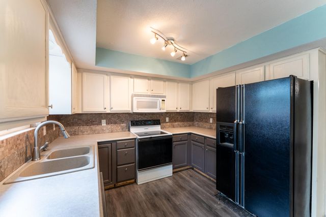 5562 South Burrows Avenue, Springfield, MO 65810