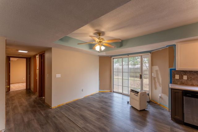 5562 South Burrows Avenue, Springfield, MO 65810