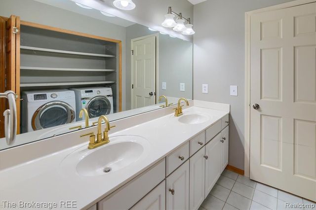 5475 Woodfield Parkway, Grand Blanc, MI 48439