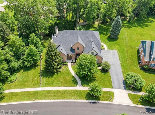 5475 Woodfield Parkway, Grand Blanc, MI 48439