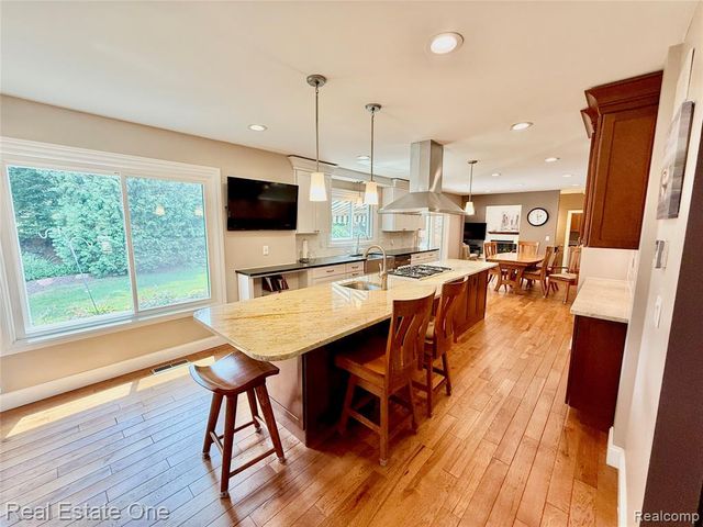 863 Superior Drive, Troy, MI 48084