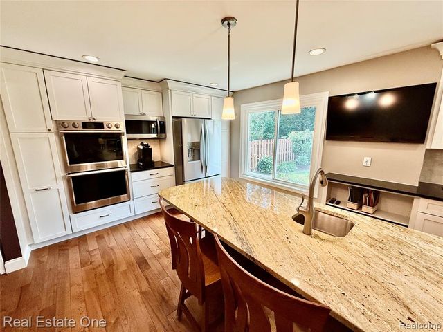 863 Superior Drive, Troy, MI 48084