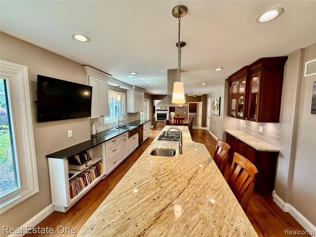 863 Superior Drive, Troy, MI 48084