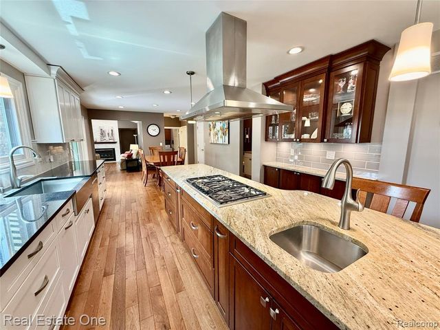 863 Superior Drive, Troy, MI 48084