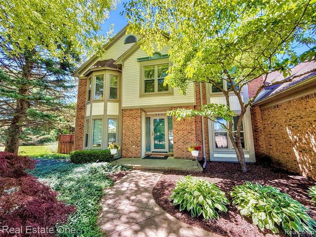 863 Superior Drive, Troy, MI 48084