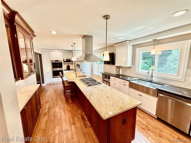 863 Superior Drive, Troy, MI 48084