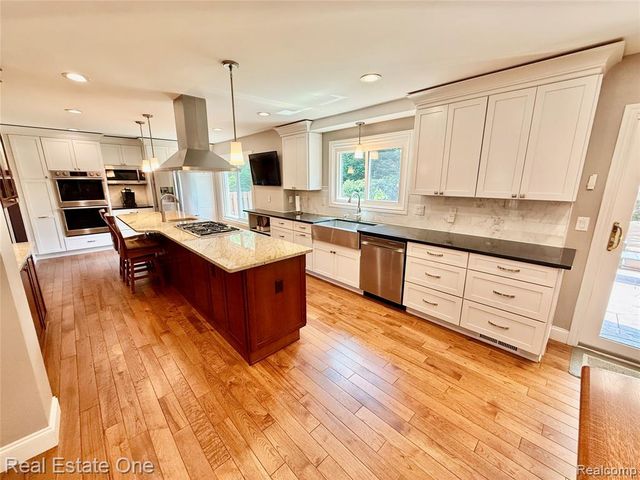 863 Superior Drive, Troy, MI 48084