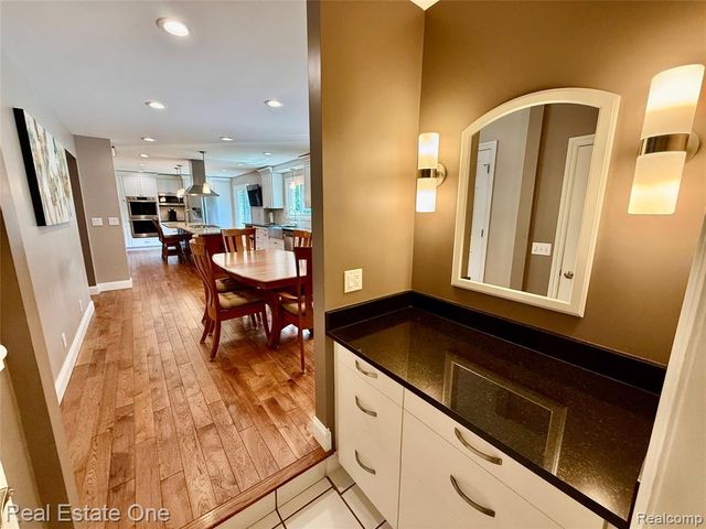 863 Superior Drive, Troy, MI 48084