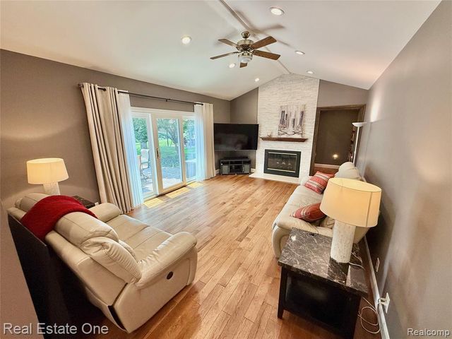 863 Superior Drive, Troy, MI 48084
