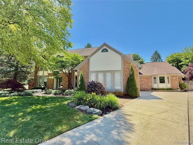863 Superior Drive, Troy, MI 48084