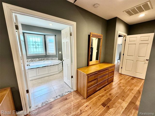 863 Superior Drive, Troy, MI 48084