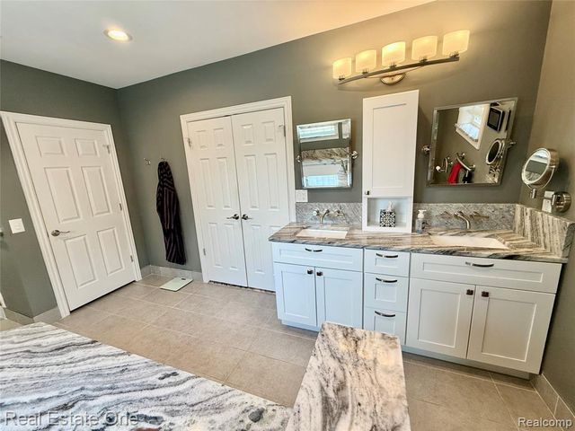 863 Superior Drive, Troy, MI 48084