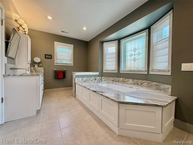 863 Superior Drive, Troy, MI 48084
