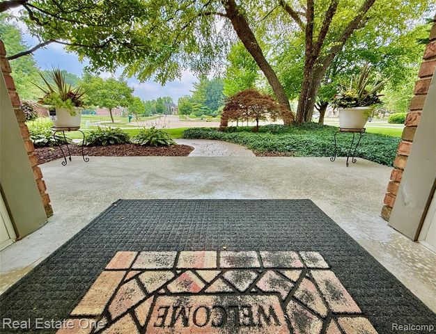 863 Superior Drive, Troy, MI 48084