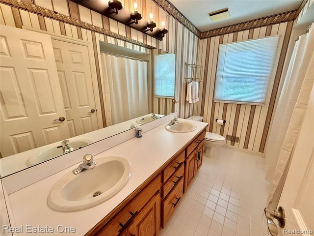 863 Superior Drive, Troy, MI 48084