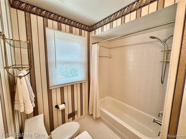863 Superior Drive, Troy, MI 48084
