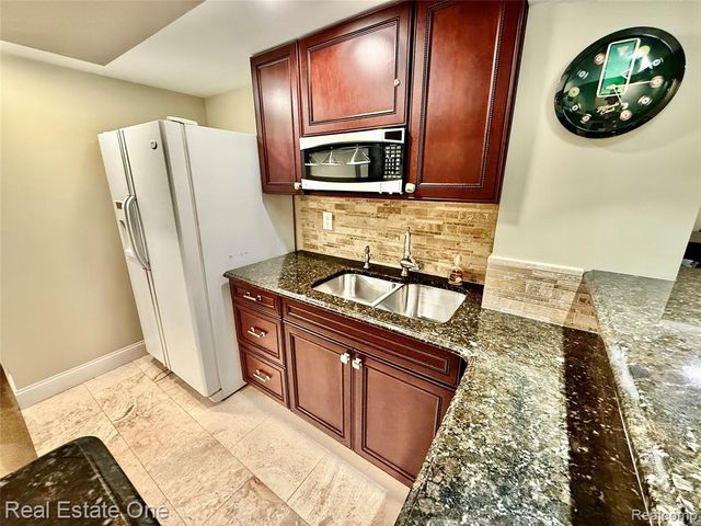863 Superior Drive, Troy, MI 48084