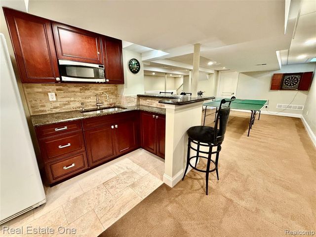 863 Superior Drive, Troy, MI 48084