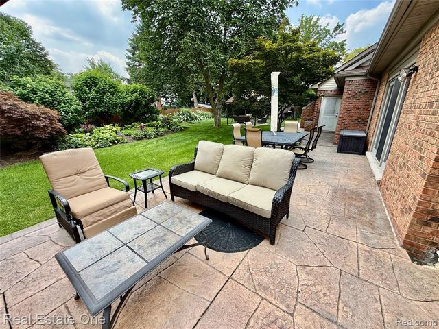 863 Superior Drive, Troy, MI 48084