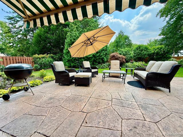 863 Superior Drive, Troy, MI 48084