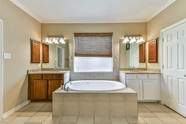 2425 Harbor Chase Drive, Pearland, TX 77584