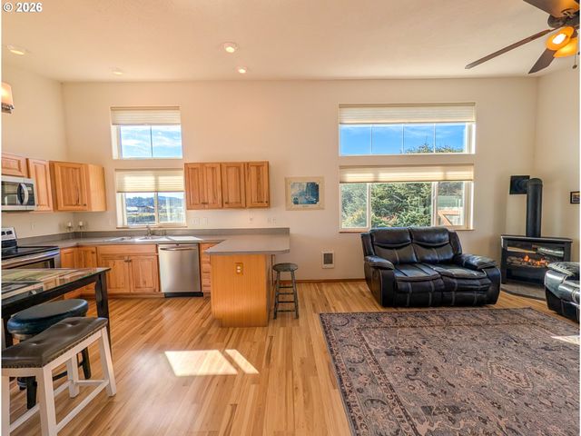 609 Nw OCEANIA Dr, Waldport, OR 97394