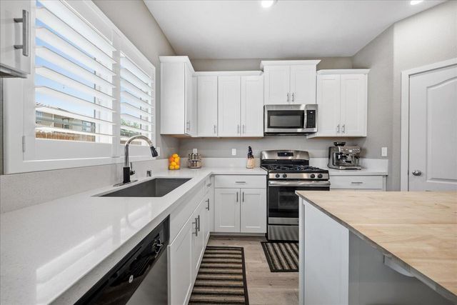 4040 Parkmoor Ln, Roseville, CA 95747