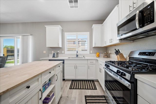 4040 Parkmoor Ln, Roseville, CA 95747