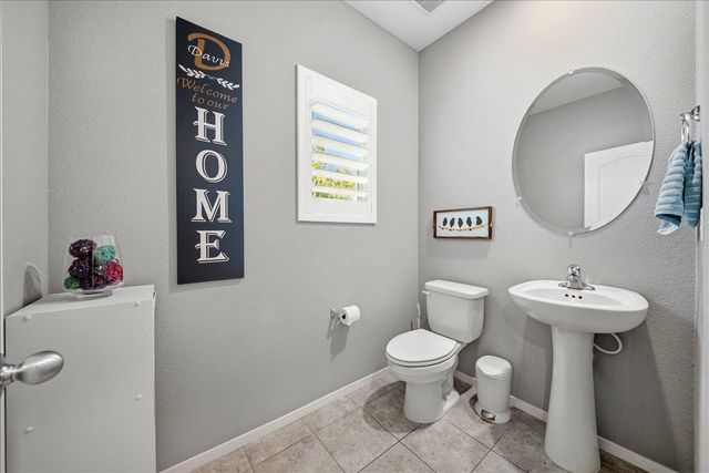 4040 Parkmoor Ln, Roseville, CA 95747