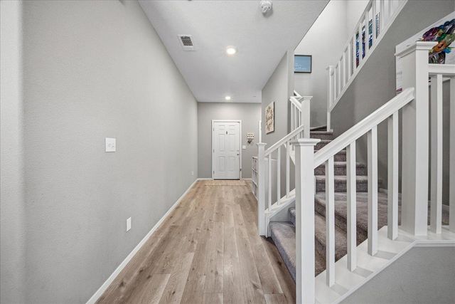 4040 Parkmoor Ln, Roseville, CA 95747