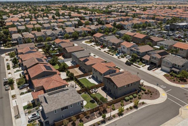 4040 Parkmoor Ln, Roseville, CA 95747