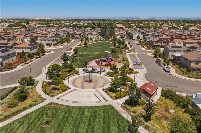 4040 Parkmoor Ln, Roseville, CA 95747
