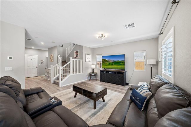 4040 Parkmoor Ln, Roseville, CA 95747