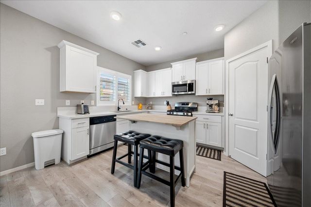 4040 Parkmoor Ln, Roseville, CA 95747