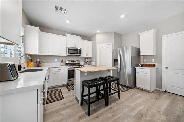 4040 Parkmoor Ln, Roseville, CA 95747