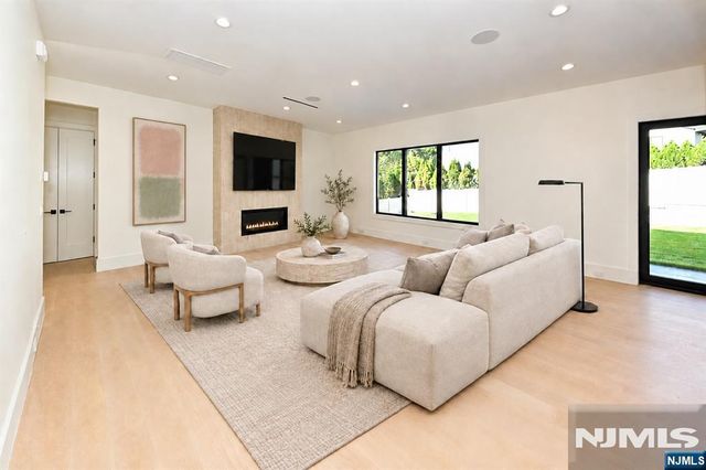 119 Arnot Place, Paramus, NJ 07652