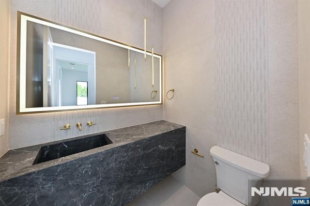 119 Arnot Place, Paramus, NJ 07652