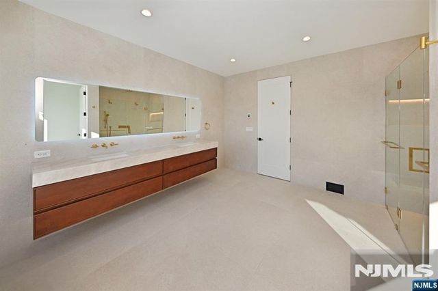 119 Arnot Place, Paramus, NJ 07652