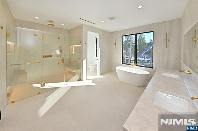 119 Arnot Place, Paramus, NJ 07652