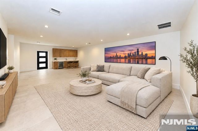 119 Arnot Place, Paramus, NJ 07652